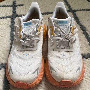 HOKA Arahi 6 running shoes in nimbus cloud